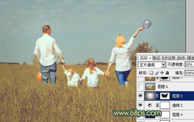 ‘Photoshop下将草地人物图片调成柔美的暗调橙红色‘