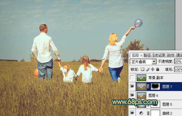 ‘Photoshop下将草地人物图片调成柔美的暗调橙红色‘