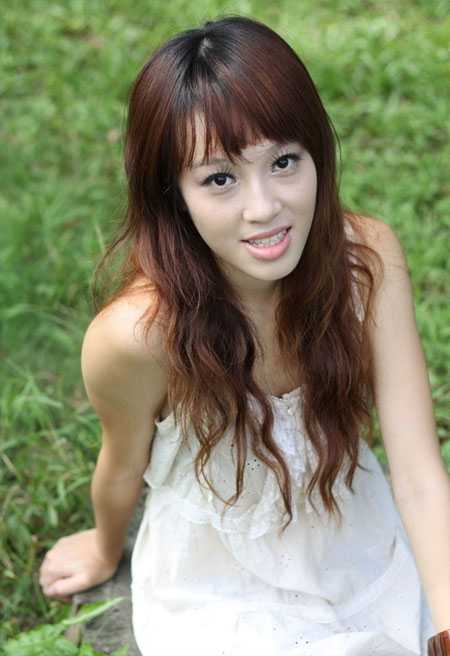 ‘Photoshop将草地人物图片调制出柔美的棕绿色效果‘