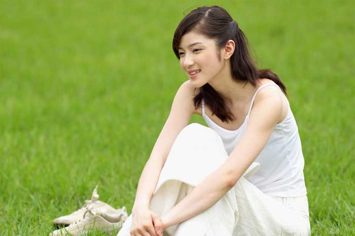 ‘Photoshop将草地人物图片调制出梦幻的青色调效果‘