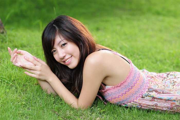 ‘Photoshop为草地美女调出唯美的暖黄色‘