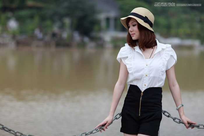 ‘Photoshop将河边美女图片调制出清爽的淡绿色‘