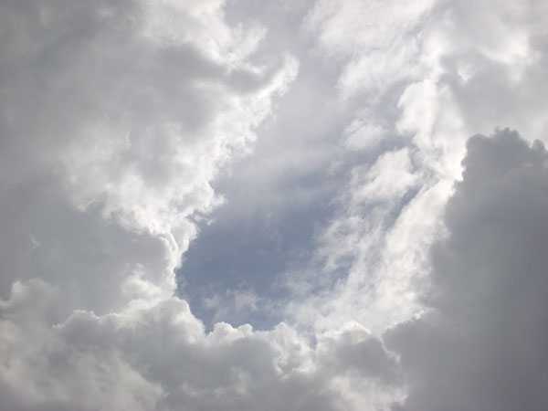 ‘PS合成漂浮在天空的古老树屋‘