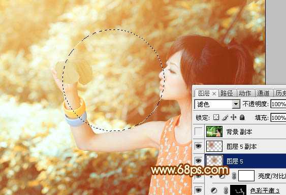 ‘Photoshop将绿树边的美女图片调出暖暖的唯美阳光色‘
