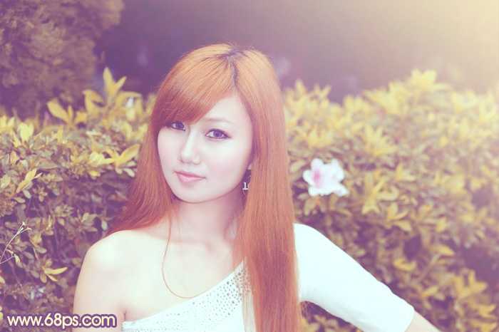 ‘photoshop为绿篱边的美女图片加上甜美的暖色‘