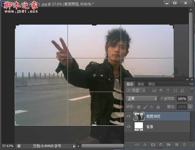 ‘Photoshop为空旷公路边的帅哥图片调制出忧郁的黄褐色‘