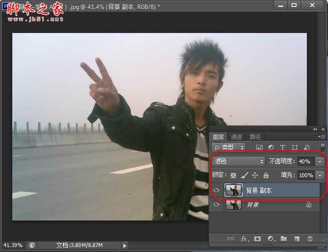 ‘Photoshop为空旷公路边的帅哥图片调制出忧郁的黄褐色‘