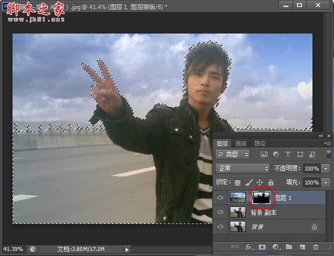‘Photoshop为空旷公路边的帅哥图片调制出忧郁的黄褐色‘