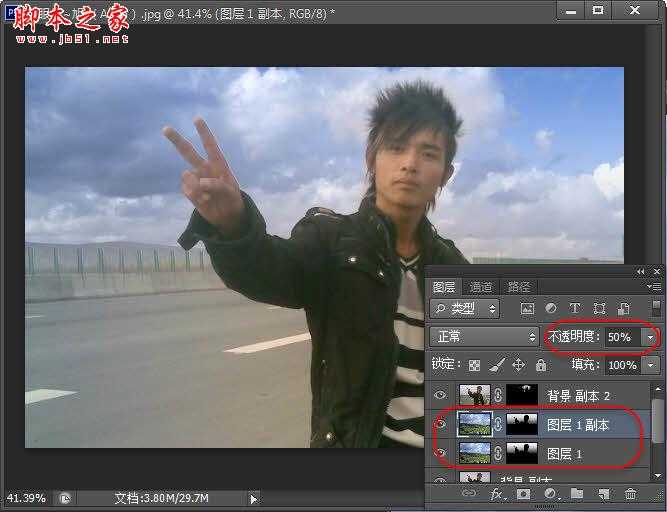 ‘Photoshop为空旷公路边的帅哥图片调制出忧郁的黄褐色‘