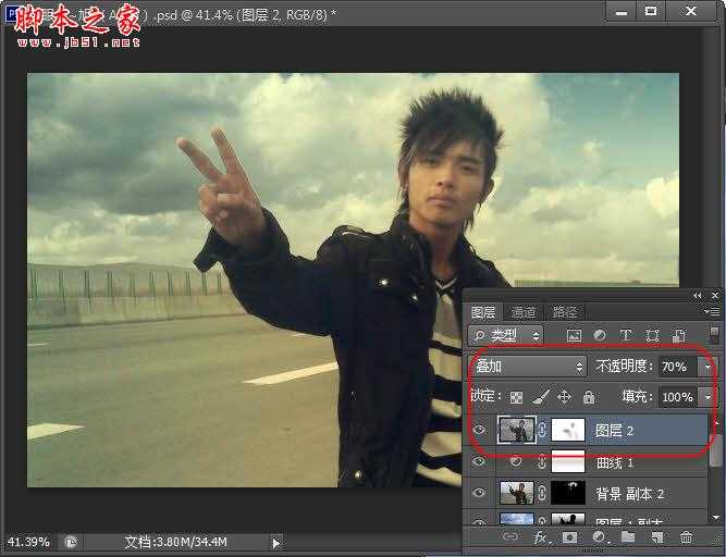 ‘Photoshop为空旷公路边的帅哥图片调制出忧郁的黄褐色‘