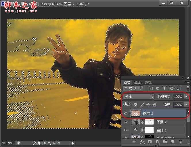‘Photoshop为空旷公路边的帅哥图片调制出忧郁的黄褐色‘
