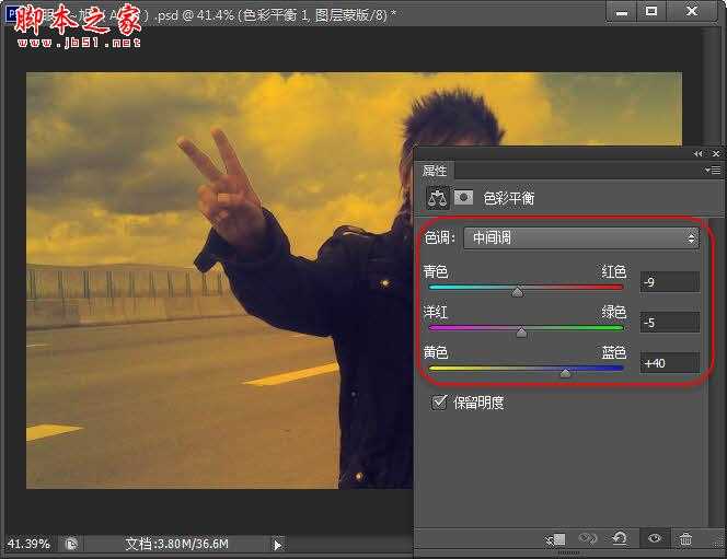 ‘Photoshop为空旷公路边的帅哥图片调制出忧郁的黄褐色‘
