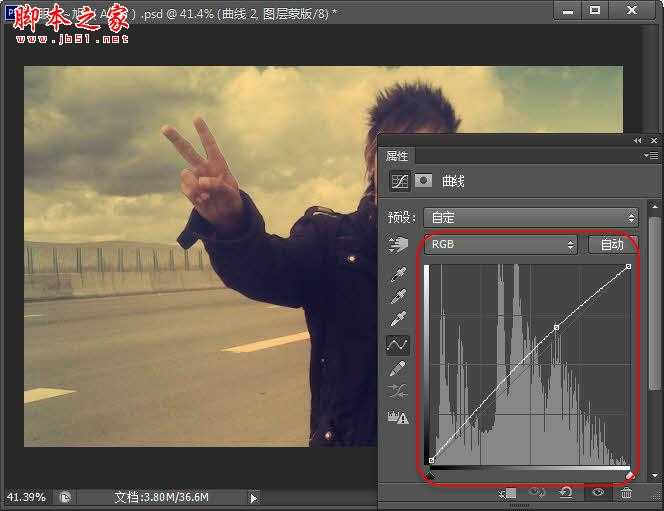 ‘Photoshop为空旷公路边的帅哥图片调制出忧郁的黄褐色‘