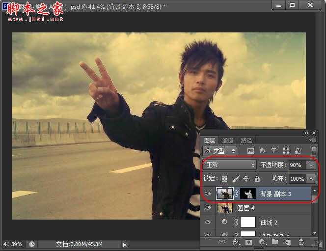 ‘Photoshop为空旷公路边的帅哥图片调制出忧郁的黄褐色‘