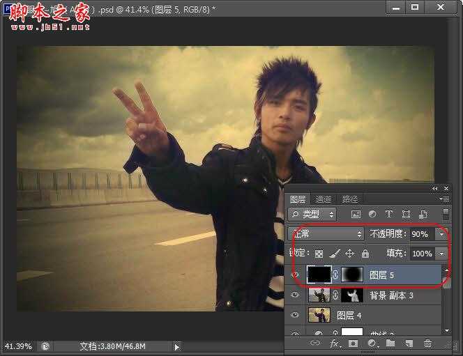 ‘Photoshop为空旷公路边的帅哥图片调制出忧郁的黄褐色‘
