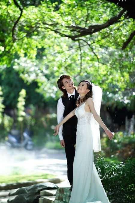 ‘Photoshop将偏暗的外景婚片调成梦幻的淡蓝色‘