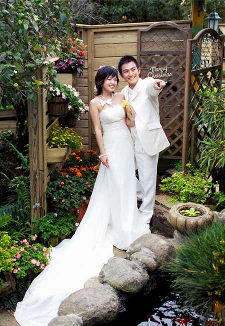 ‘Photoshop将园林婚片调成甜美的暖红色‘