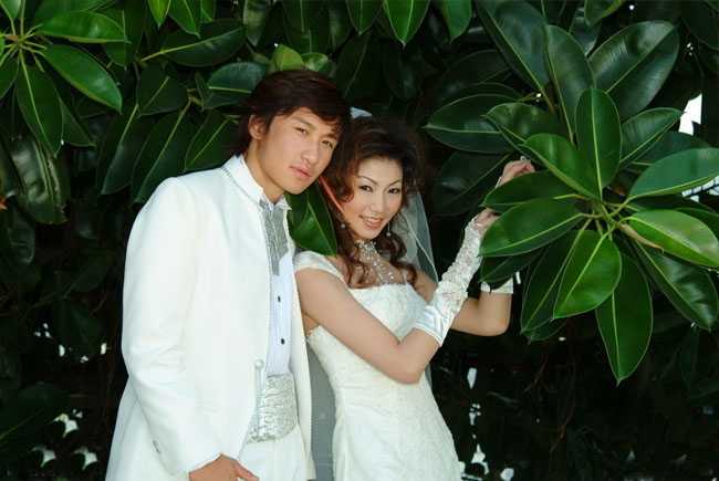 ‘Photoshop将树林婚片调制出柔美的暗调紫褐色效果‘