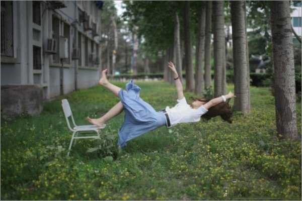 ‘Photoshop打造反重力跌落少女效果‘