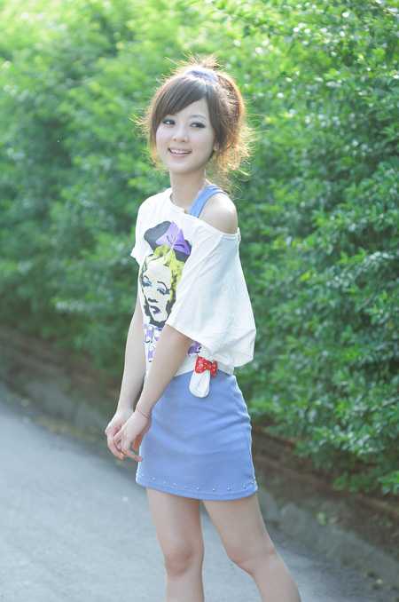 ‘Photoshop为绿植边的美女调出漂亮的秋季暗调暖色‘