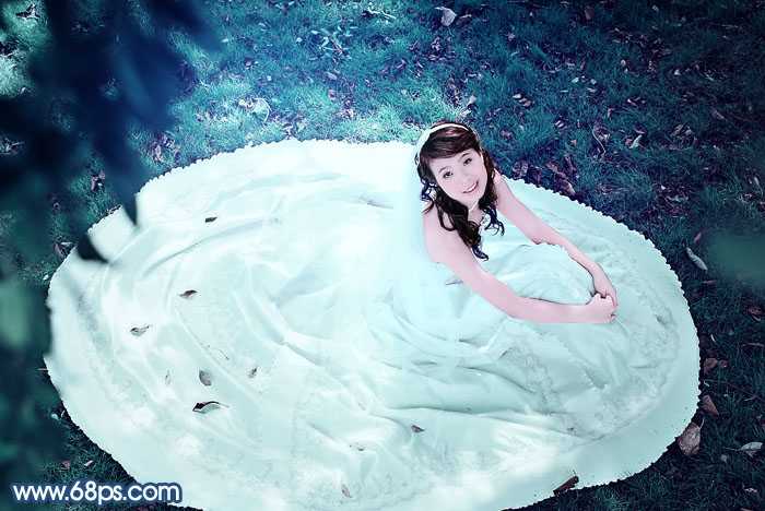 ‘Photoshop将草地婚纱美女调制出流行的青蓝色‘