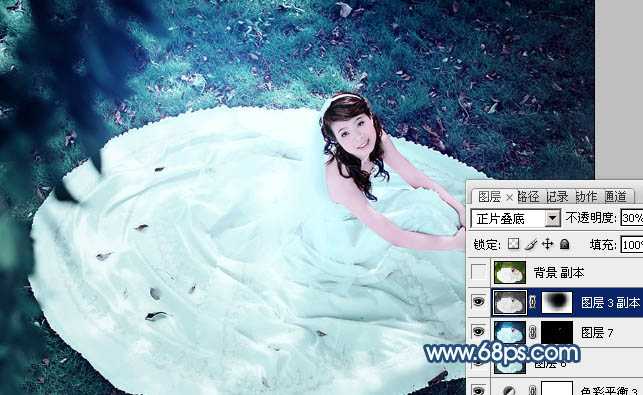 ‘Photoshop将草地婚纱美女调制出流行的青蓝色‘