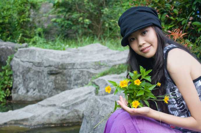 ‘Photoshop将坐在河边的美女图片调制出复古的淡黄效果‘