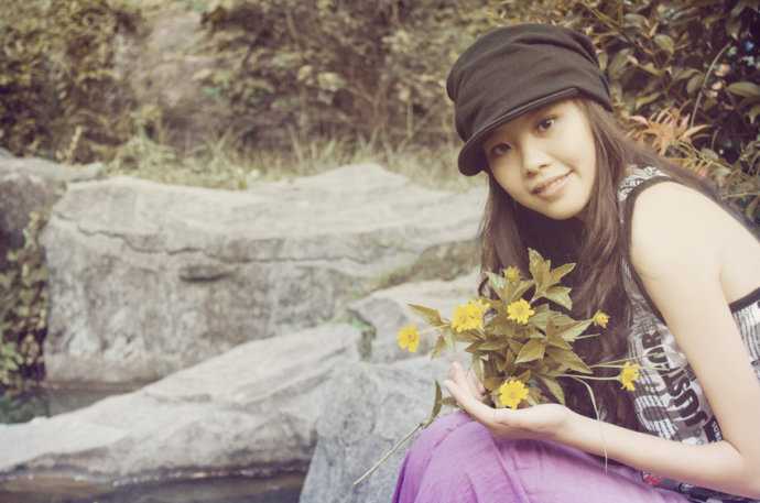 ‘Photoshop将坐在河边的美女图片调制出复古的淡黄效果‘