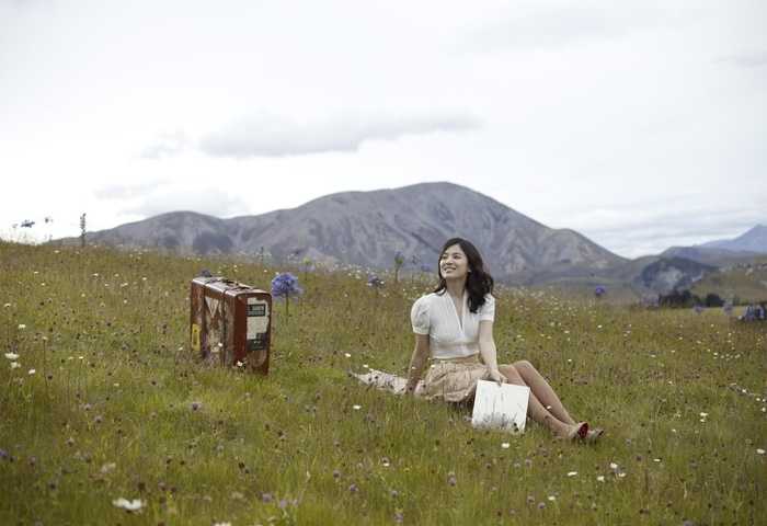 ‘Photoshop将草地美女增加上淡淡的蓝红色‘