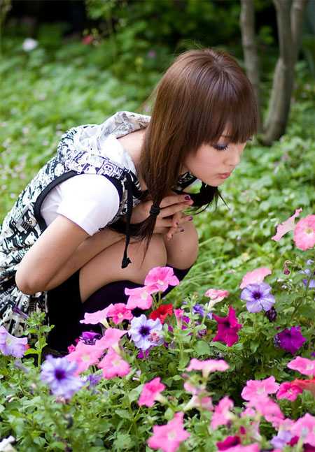 ‘Photoshop为蹲在草地看花的美女图片增加上柔和的黄褐阳光色效果‘