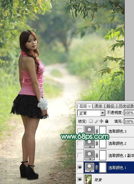 ‘Photoshop调出暗调秋季青红色树林人物图片‘