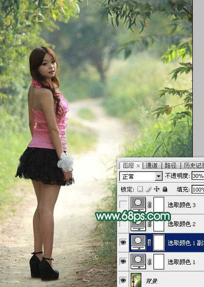 ‘Photoshop调出暗调秋季青红色树林人物图片‘