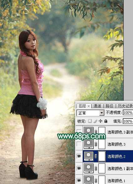 ‘Photoshop调出暗调秋季青红色树林人物图片‘