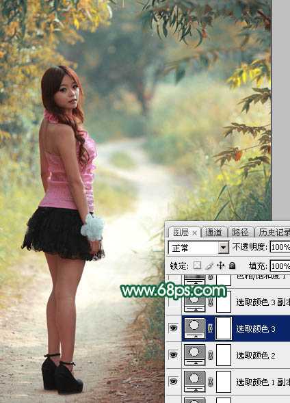 ‘Photoshop调出暗调秋季青红色树林人物图片‘