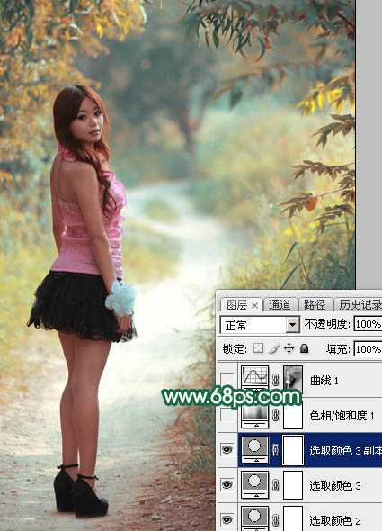 ‘Photoshop调出暗调秋季青红色树林人物图片‘