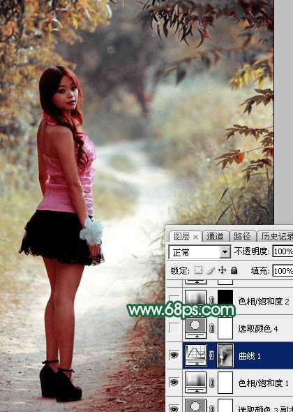 ‘Photoshop调出暗调秋季青红色树林人物图片‘