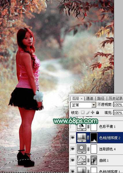 ‘Photoshop调出暗调秋季青红色树林人物图片‘