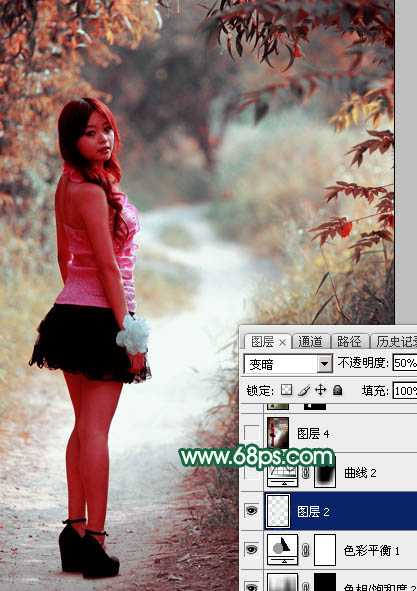‘Photoshop调出暗调秋季青红色树林人物图片‘
