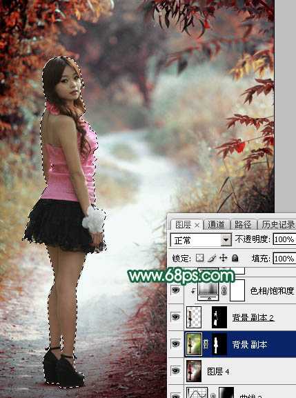 ‘Photoshop调出暗调秋季青红色树林人物图片‘