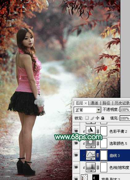 ‘Photoshop调出暗调秋季青红色树林人物图片‘