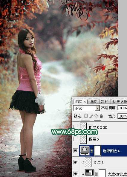 ‘Photoshop调出暗调秋季青红色树林人物图片‘