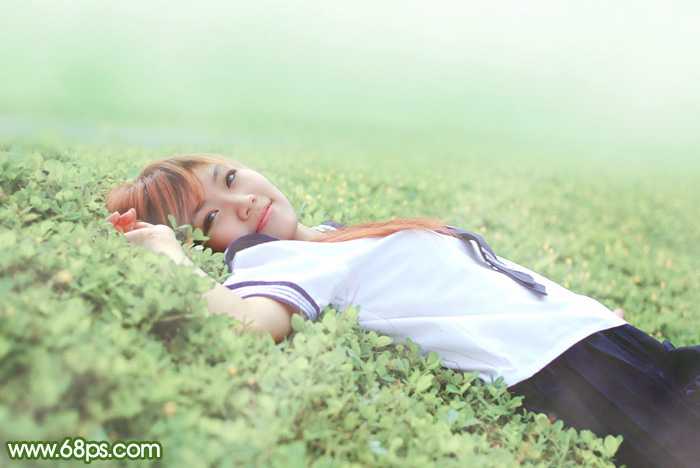 ‘Photoshop将草地上的美女图片增加唯美的春季粉绿色‘