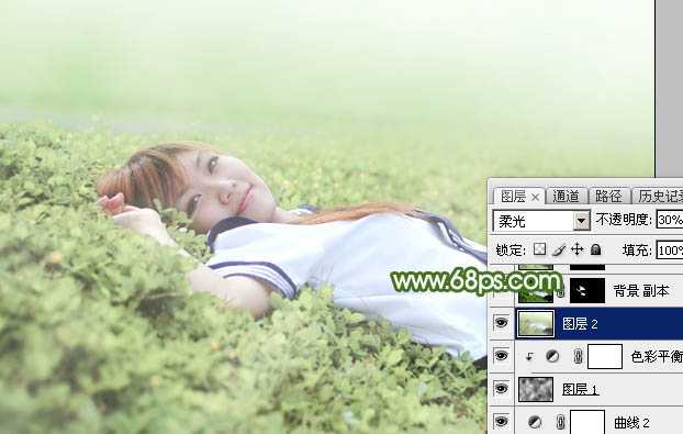 ‘Photoshop将草地上的美女图片增加唯美的春季粉绿色‘