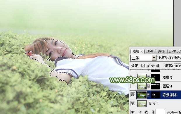 ‘Photoshop将草地上的美女图片增加唯美的春季粉绿色‘
