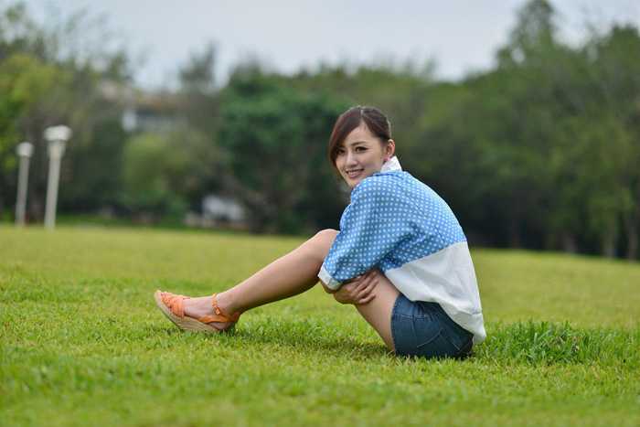 ‘Photoshop将草地上的美女打造甜美的淡调蓝黄色‘