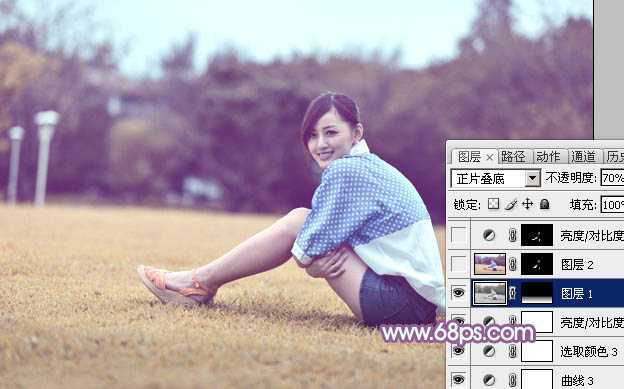 ‘Photoshop将草地上的美女打造甜美的淡调蓝黄色‘