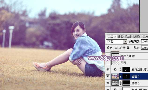 ‘Photoshop将草地上的美女打造甜美的淡调蓝黄色‘