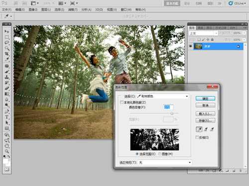 ‘Photoshop将泛白的树林人物图片调制出蓝色天空效果‘
