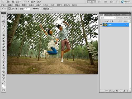 ‘Photoshop将泛白的树林人物图片调制出蓝色天空效果‘