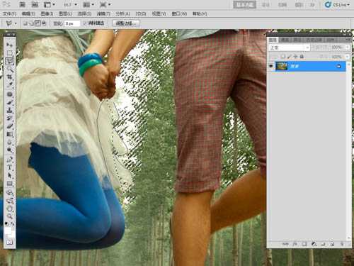 ‘Photoshop将泛白的树林人物图片调制出蓝色天空效果‘